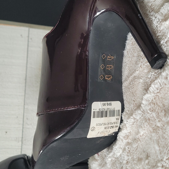 Le Chateau Bordeaux colored ankle booties. - Picture 2 of 7